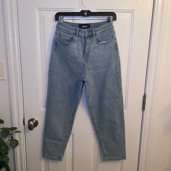 Light Blue Mom High-Waisted Jeans - Picture 6 of 11